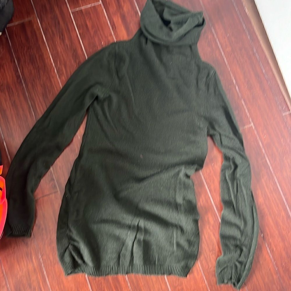 Aqua 100% Cashmere Green Turtle Neck Long Sweater - Long Sleeve
